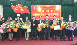 Đồng chí Bùi Văn Cửu, Phó Chủ tịch UBND tỉnh và lãnh đạo BHXHVN trao kỷ niệm chương “ Vì sự nghiệp bảo hiểm” cho các cá nhân trong và ngoài ngành. 

