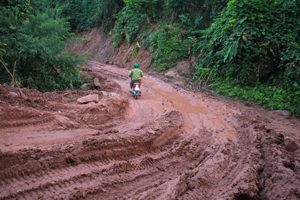 Đoạn đường đến xóm Táu Nà, xã Cun Pheo (Mai Châu) lầy lội, gồ ghề đất đá gây cản cản trở phát triển KT-XH cho người dân.