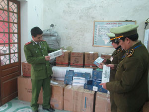 Đoàn kiểm tra BCĐ 389/ĐP huyện Lương Sơn kiểm tra số hàng vi phạm thuộc danh mục hàng cấm, hàng nhập lâu.
