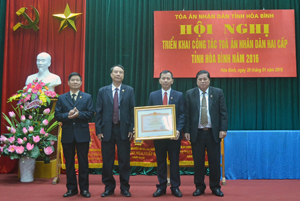 Thừa uỷ quyền của Thủ tướng Chính phủ, lãnh đạo Vụ thi đua khen thưởng (TAND tối cao) trao tặng Bằng khen cho TAND tỉnh.