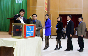 Đồng chí Trần Đăng Ninh, Phó Bí thư TT Tỉnh ủy và các đại biểu dự hội nghị tham gia quyên góp, ủng hộ chương trình “Xuân biên giới, Tết hải đảo”.