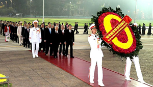 Các đồng chí lãnh đạo Đảng và Nhà nước viếng Lăng Chủ tịch Hồ Chí Minh. (Ảnh: TRẦN HẢI)

