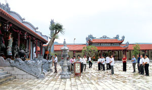 Đền Bồng Lai, thị trấn Cao Phong (Cao Phong) thu hút đông đảo du khách đến tham quan, hành lễ. ảnh: t.h