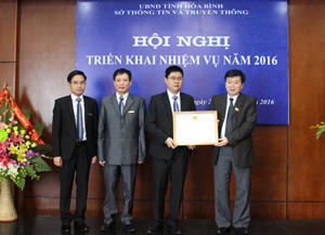 Đồng chí Nguyễn Văn Chương, Phó Chủ tịch UBND tỉnh trao Bằng khen của Bộ Thông tin và Truyền thông cho lãnh đạo Sở Thông tin và Truyền thông.

 

