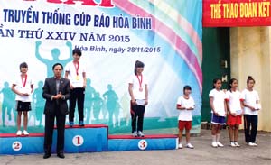 VĐV nữ trẻ Lường Thị Hồng Tân giành được HCV tại giải việt dã  truyền thống Cúp Báo Hòa Bình  lần thứ 24, năm 2015.