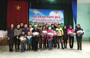 Lãnh đạo UBND huyện Lương Sơn và nhà tài trợ trao quà gia đình có hoàn cảnh đặc biệt khó khăn. 

