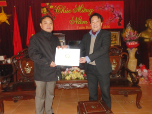 Lãnh đạo Sở LĐ-TB&XH tặng quà và chúc Tết tại Trung tâm điều dưỡng thương, bệnh nặng Nho Quan (Ninh Bình).

 

