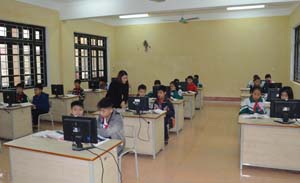 Học sinh khối lớp 6, trường THCS xã Mông Hoá (Kỳ Sơn) trong giờ học môn tin học.
