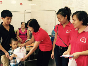 Hội CTĐ thành phố Hòa Bình tặng quà cho trẻ em có hoàn cảnh khó khăn tại Bệnh viện Đa khoa tỉnh.  .

 

