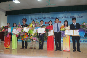 Lãnh đạo sở GD & ĐT trao giải nhất cho các thí sinh tại hội thi 

