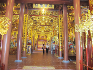 Đền Bồng Lai được trang hoàng lộng lẫy từng chi tiết.