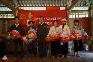 Lãnh đạo khu bảo tồn thiên nhiên Pu Canh trao quà cho các hộ nghèo. 

