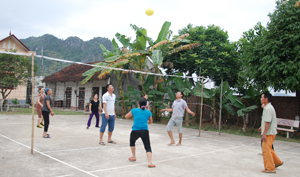 Phong trào thể dục, thể thao trong xã thu hút mọi lứa tuổi tham gia, rèn luyện sức khoẻ. Trong ảnh: Người dân thôn Hợp Thung, xã Long Sơn (Lương Sơn) sôi nổi tham gia đánh bóng chuyền.