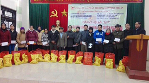 Công ty CPTM Đinh Nhuận trao quà Tết cho hộ nghèo, gia đình chính sách huyện Kim Bôi.