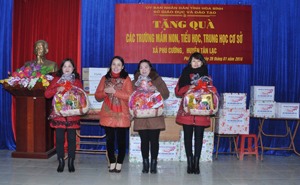 Lãnh đạo Sở Giáo dục và Đào tạo trao quà cho các trường Mầm non, Tiểu học, THCS xã Phú Cường huyện Tân Lạc




