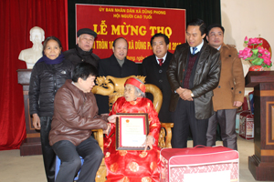 Đồng chí Nguyễn Văn Chương, Phó Chủ tịch UBND tỉnh trao quà của Nhà nước, của tỉnh cho cụ Nguyễn Thị Đào.