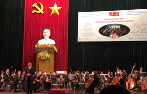 Dàn giao hưởng biểu diễn các tác phẩm ca ngợi Đảng, Bác Hồ, quê hương, đất nước.