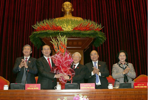 Các đại biểu chúc mừng đồng chí Nguyễn Phú Trọng được tín nhiệm bầu làm Tổng Bí thư.