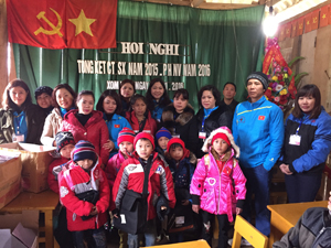Đội tình nguyện viên CTĐ thành phố Hoà Bình trao quà cho trẻ em thôn Khú, xã Thuợng Tiến (Kim Bôi).