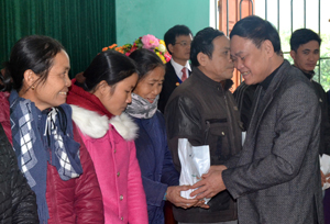 Lãnh đạo Ủy ban MTTQ tỉnh trao điện thoại di động cho hộ nghèo, gia đình chính sách xã Thung Nai, Cao Phong.