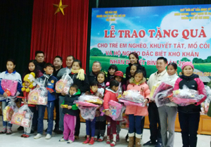 Quỹ “Đứa bé” của nghệ sỹ Minh Khang- Thúy Hạnh và bạn bè tặng 70 suất quà, trị giá 100 triệu đồng cho trẻ em nghèo, khuyết tật, mồ côi hộ có hoàn cảnh khó khăn tại huyện Lương Sơn.