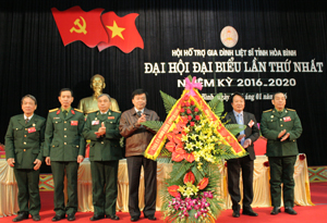 Đồng chí Nguyễn Văn Chương, Phó Chủ tịch UBND tỉnh tặng hoa chúc mừng Đại hội.