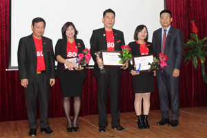 Lãnh đạo Bảo hiểm Dai-ichilife Hoà Bình đã khen thưởng cho 65 tập thể và cá nhân có thành tích xuất sắc trong kinh doanh năm 2015.
