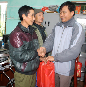 Lãnh đạo Trung tâm Giống vật nuôi và thuỷ sản trao quà tết cho đối tượng chính sách xã Hữu Lợi (Yên Thuỷ).