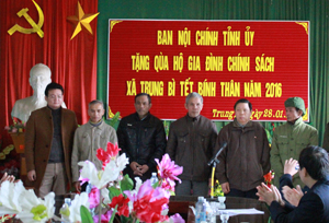 Lãnh đạo Ban Nội chính Tỉnh uỷ tặng quà tết cho các hộ gia đình chính sách xã Trung Bì (Kim Bôi.