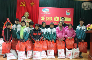 Đại diện lãnh đạo 2 đơn vị trao quà cho học sinh có hoàn cảnh khó khăn xã Yên Lập, Yên Thượng.