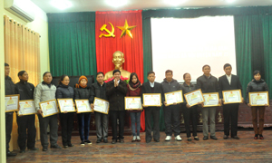 Lãnh đạo huyện Cao Phong tặng giấy khen cho các cá nhân xuất sắc trong hoạt động tín dụng chính sách năm 2015.


