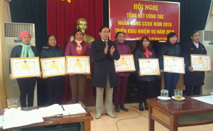 Lãnh đạo huyện Lạc Thuỷ tặng giấy khen cho các tập thể xuất sắc trong hoạt động tín dụng chính sách năm 2015.

