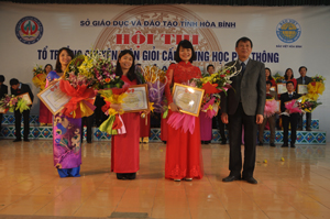 Lãnh đạo sở GD & ĐT trao thưởng cho thí sinh đạt giải nhất tại hội thi

