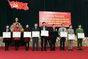 Đồng chí Bí thư huyện uỷ Lạc Sơn tặng giấy khen cho các tập thể trong sạch vững mạnh tiêu biểu năm 2015.