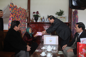 Đồng chí Hoàng Văn Tứ, Ủy viên TVT.U, Phó Chủ tịch HĐND tỉnh đến thăm, chúc Tết và tặng quà mẹ Việt Nam anh hùng Trần Thị Riệc. 

