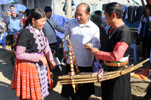 Người Mông 2 xã Hang Kia - Pà Cò (Mai Châu) mong  về chợ Tết để trao đổi, tâm tình, giao lưu văn hóa.
