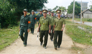 Lực lượng Công an xã Hưng Thi (Lạc Thuỷ) thường xuyên phối hợp với Ban CHQS xã và tổ an ninh tự quản đảm bảo giữ gìn ANTT trên địa bàn.