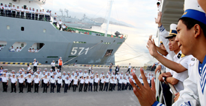 Cảnh tiễn đoàn công tác đưa quà Tết ra Trường Sa tại cảng Cam Ranh (tỉnh Khánh Hòa).