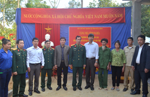 Đại diện lãnh đạo Bộ CHQS tỉnh và cấp uỷ chính quyền địa phương bàn giao nhà tình nghĩa cho gia đình công Bùi Văn Lào