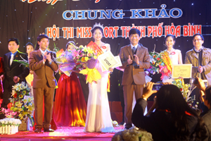 BTC trao giải hoa khôi cho thí sinh Nguyễn Hàm Hương (THPT Công Nghiệp).