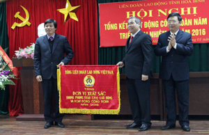 Đồng chí Trần Đăng Ninh, Phó Bí thư TT Tỉnh ủy tặng cờ thi đua xuuất sắc cho LĐLĐ tỉnh và LĐLĐ huyện Lạc Thủy.