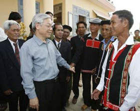 Chủ tịch QH Nguyễn Phú Trọng với đồng bào
xã Ea Chà Rang, huyện Sơn Hòa.
