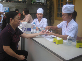 Bệnh viện Nội tiết tỉnh tổ chức khám và tư vấn miễn phí cho bệnh nhân đái tháo đường.