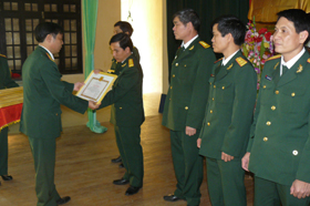 Đảng ủy - Bộ CHQS tỉnh tặng giấy khen cho 11 tập thể và 11 cá nhân đã có thành tích xuất sắc trong thực hiện CVĐ 