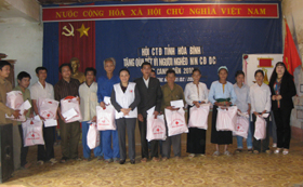 Tặng quà nạn nhân CĐDC xã Phú Lương.