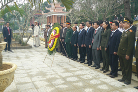 Đoàn đại biểu của tỉnh dâng hương tại khu vực phần mộ liệt sỹ tỉnh Hòa Bình tại Nghĩa trang Trường Sơn.