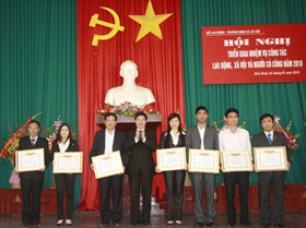 Đồng chí Bùi Văn Cửu, Phó Chủ tịch UBND tỉnh trao Bằng khen cho các đoàn thể có thành tích xuất sắc trong công tác LĐ-TB-XH năm 2009.