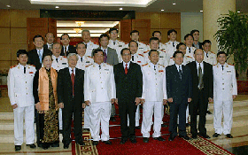 Đồng chí Tổng Bí thư Nông Đức Mạnh, các đồng chí trong Bộ Chính trị, Ban Bí thư Trung ương Đảng và Đoàn đại biểu Đảng ủy Công an Trung ương, lãnh đạo Bộ Công an.