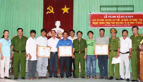 Ngày 15/12/2009, đại diện Bộ Công an trao bằng khen cho cá nhân, tập thể CLB Phòng chống tội phạm phường Phú Hòa.
