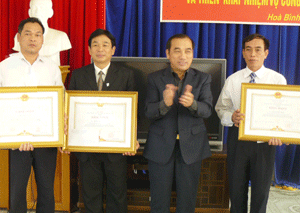 Thừa ủy quyền, đ/c Quách Thế Hùng, Phó Chủ tịch UBND tỉnh trao Bằng khen cho 3 cá nhân xuất sắc.